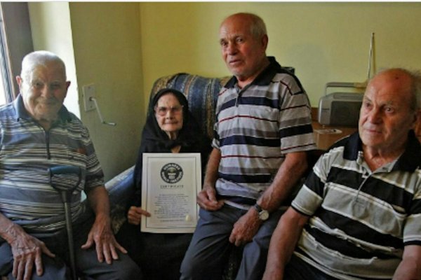 9 brothers and sisters combined to be 861 years old. The longest family of Kim records must eat 3 foods a day