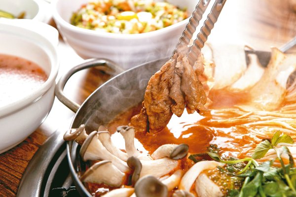 Pay attention to the correct eating order when eating hot pot. Choose soup base, sauce and ingredients to reduce body burden