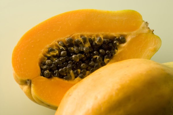 What is the nutritional difference between green papaya and red papaya? Papaya is rich in papaya enzymes and has different benefits when eaten before or after eating.