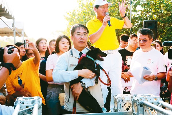Even my mother can t even recognize that she has gained 10 kilograms in 4 years. Tainan Mayor Huang Weizhe s fat loss coach is 2 dogs