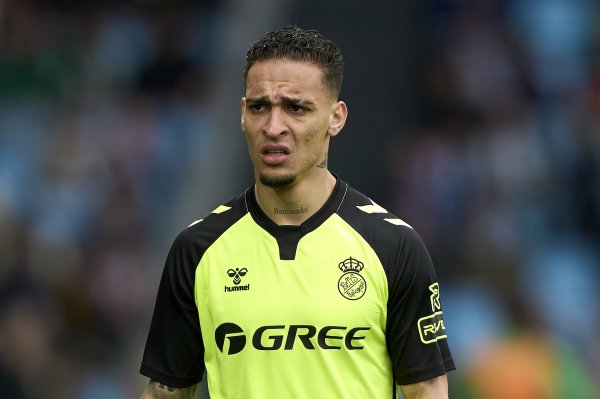 What is the plot? 2:40 Manchester United accepts Betis  offer to Anthony → 5:45 Betis withdraws