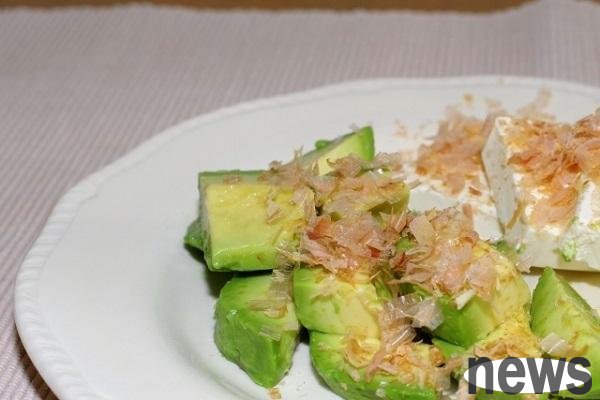 酪梨佐豆腐、柴魚片好清爽。Image by HonkiKumanyan from PhotoAC
 
