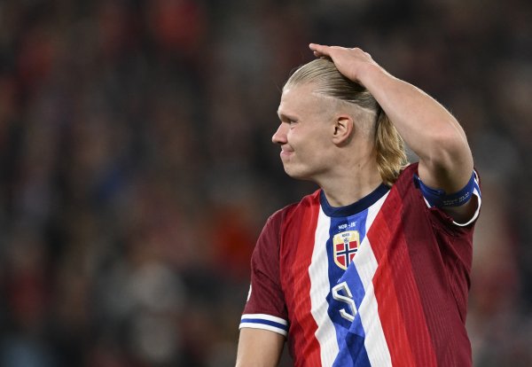 The devil is chasing! Haaland is only 25 years old and scored 17 goals in 12 games in the World Cup preliminaries, 22 goals short of Ronaldo s record