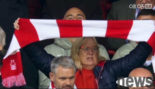 🤣You can identify people by looking at their bald heads! Watching the game from the Maresca stands, his face was covered by a fan’s scarf