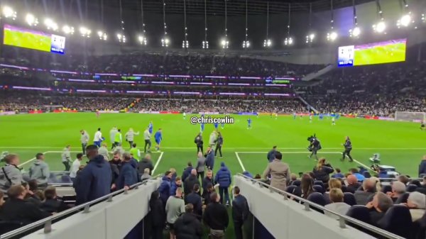 Are the generals at odds? 👀Spence and Van der Ven ignored Frank’s exchange after the game, and the latter looked confused