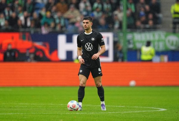 Now worth 25 million euros! British media: Liverpool interested in Wolfsburg s 21-year-old left-footed center back Koulierakis
